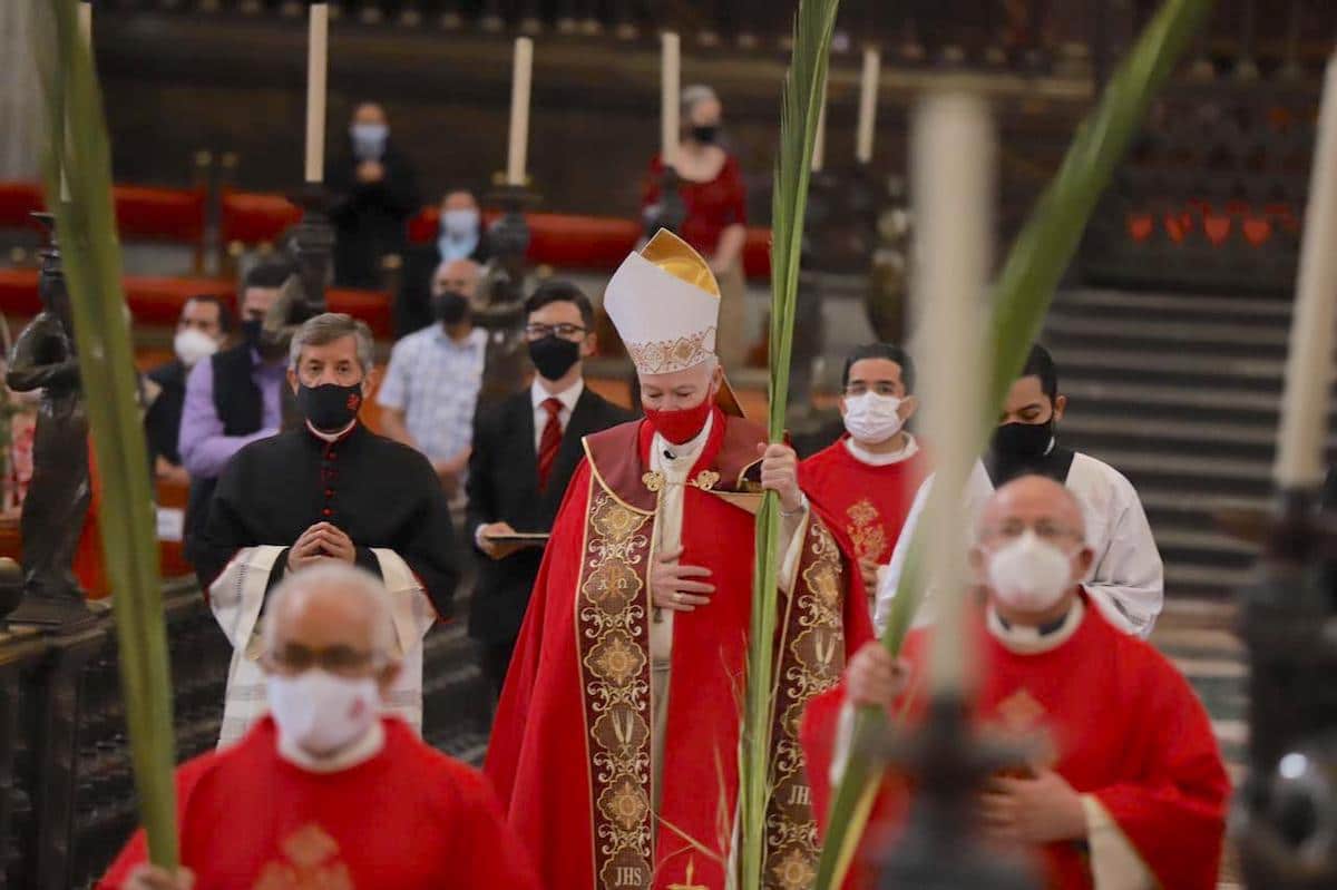 El Cardenal Carlos Aguiar en el Domingo de Ramos 2021 en la Catedral de México. Foto: María Langarica