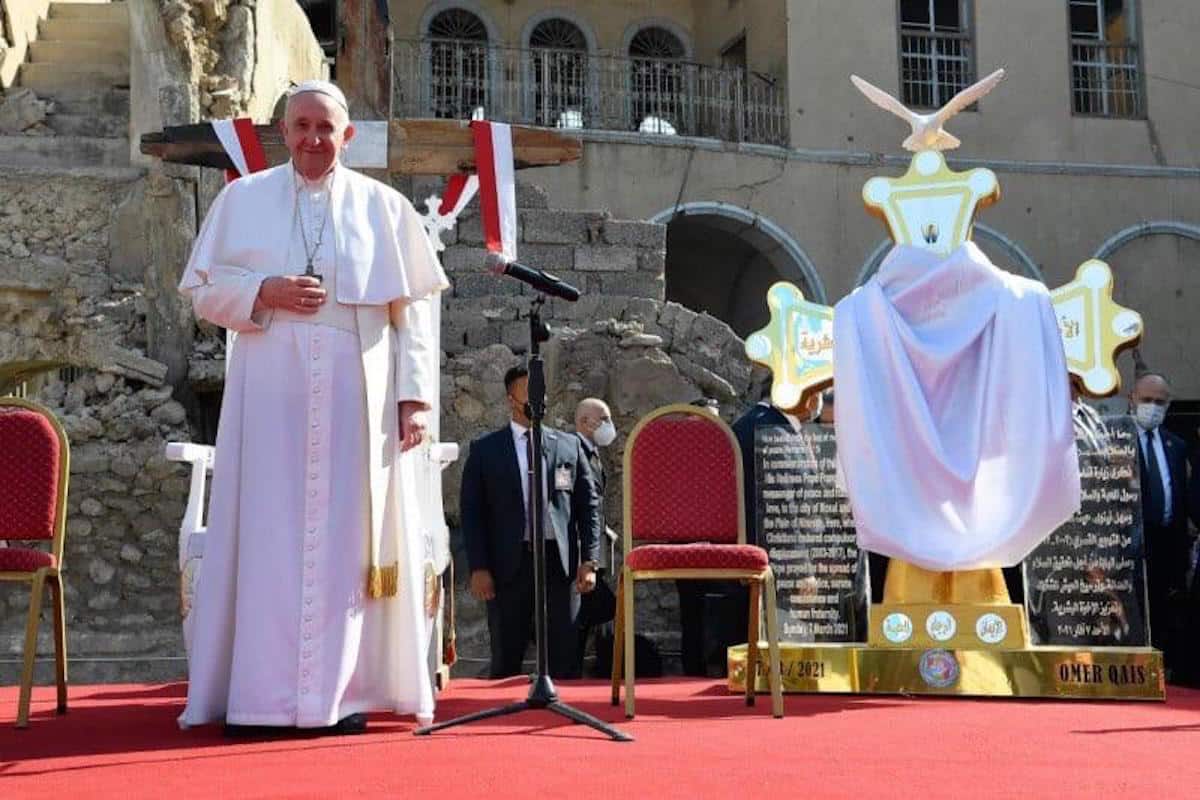 El Papa Francisco junto al monumento conmemorativo en Mosul, Irak. Foto: Vatican Media