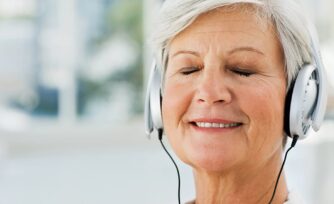 ¿Orar con música?, un sacerdote te guiará en este libro interactivo