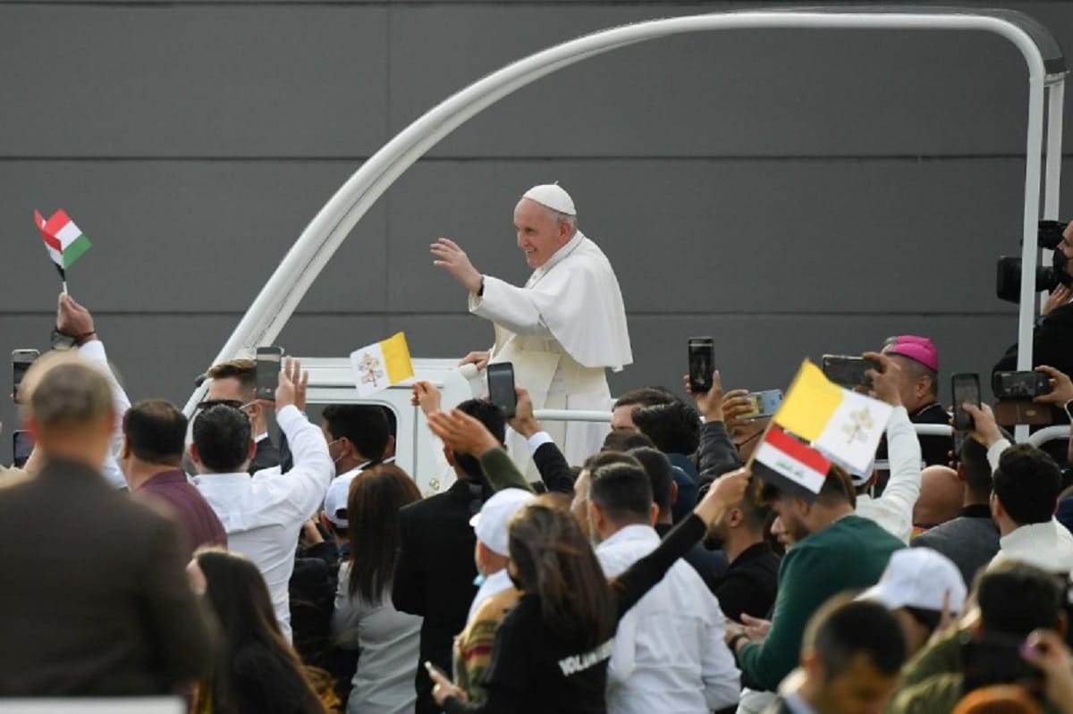 El Papa Francisco saluda a los fieles en el estadio “Franso Hariri” de Erbil, Irak donde presidió la Misa. Foto: Vatican Media.