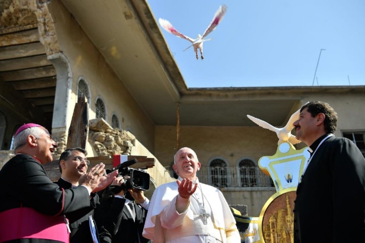 El Papa Francisco libera una paloma en Mosul, Irak. Foto: Vatican Media.