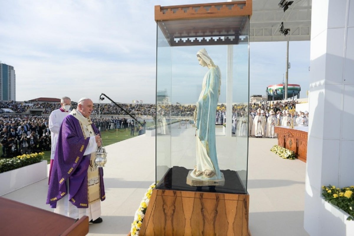 En la Misa en Irak, el Papa bendijo una imagen de la Virgen María que fue vandalizada por extremistas. Foto: Vatican Media.