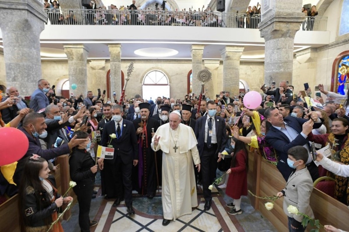 El Pápa Francisco se reúne con la comunidad cristiana en la Iglesia de la Inmaculada Concepción en Qaraqosh, Irak. Foto: Vatican Media.