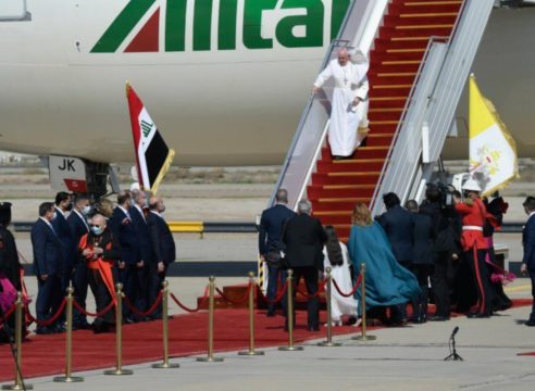 El Papa Francisco inicia su histórico viaje a Irak