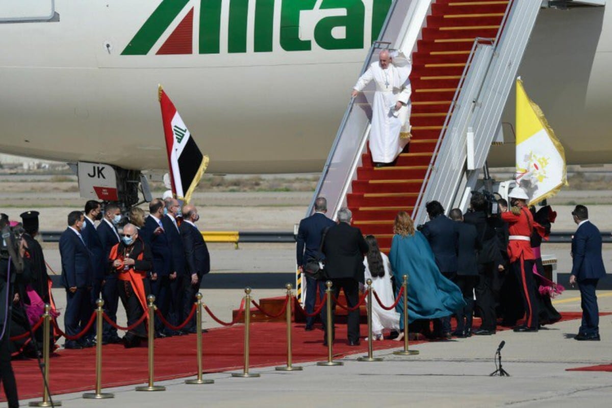 El Papa Francisco a su llegada al aeropuerto de Bagdad. Foto. Vatican News.