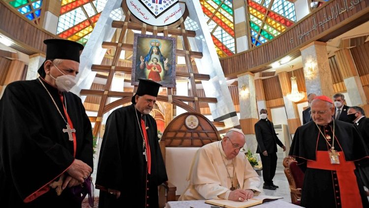 El Papa Francisco firma el Libro de Honor de la Catedral de Bagdad. Foto: Vatican Media.