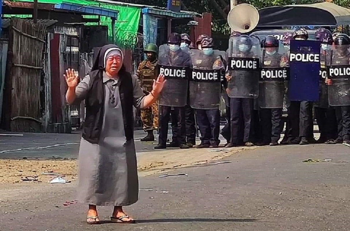 La religiosa lloraba cuando se colocó ante la fila de policías en Myanmar, suplicando que no atacaran a los manifestantes.