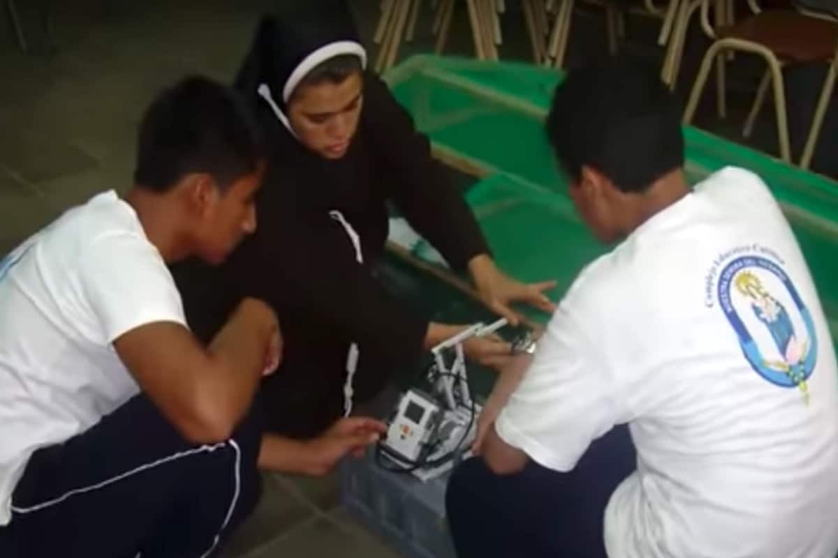 La hermana Carmelita fue docente del docente del Complejo Educativo Católico Nuestra Señora del Rosario en El Salvador, e impulsó a la robótica como una materia fundamental en la formación de sus alumnos. Foto Youtube/