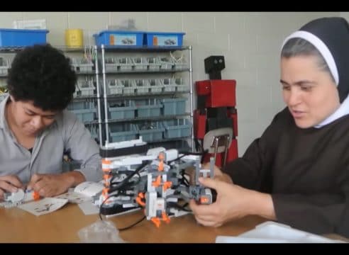 'Sor Robótica', la religiosa que educa con fe y tecnología