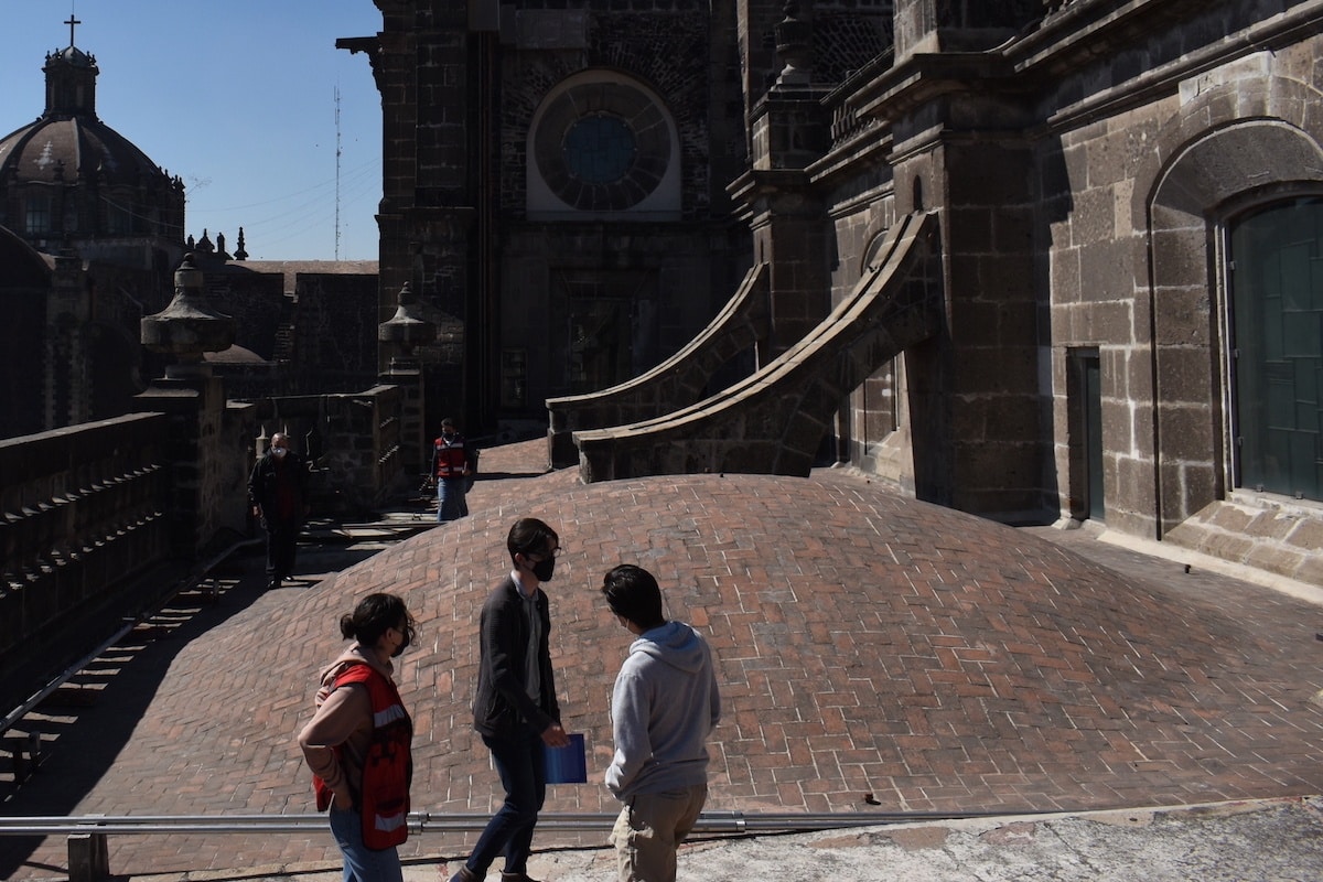 El biólogo Pablo Torres capacita a voluntarios y empleados de Catedral Metropolitana para labores de mantenimiento.