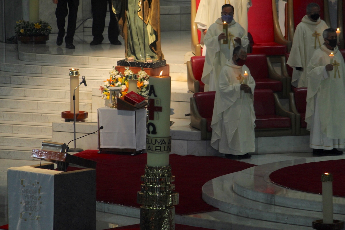 El cirio pascual de la Basílica de Guadalupe durante la Vigilia Pascual. Foto: INBG