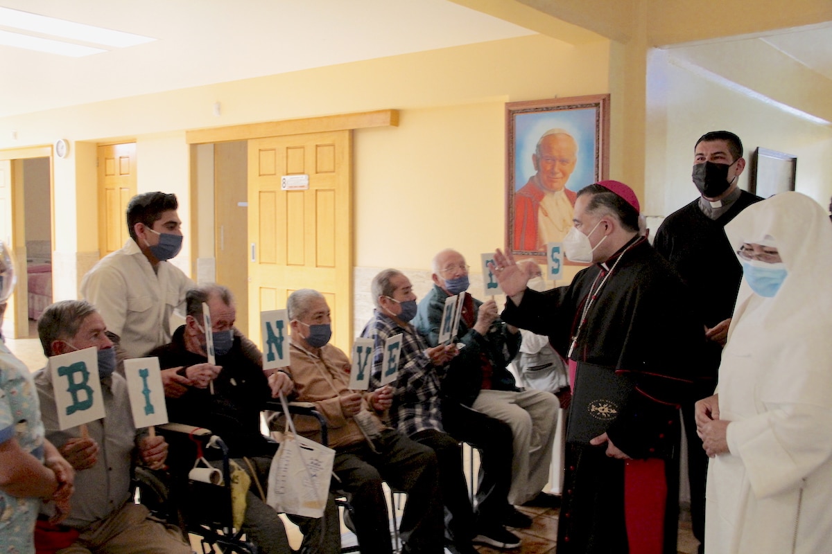 El P. Manuel Dorantes y Mons. Carlos Samaniego en la Casa Hogar para Ancianos Desamparados "Isabel la Católica". Foto: Alejandro García