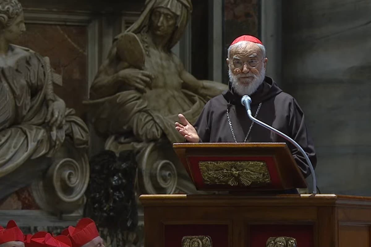 Cardenal Raniero Cantalamessa en la celebración de la Pasión del Señor.