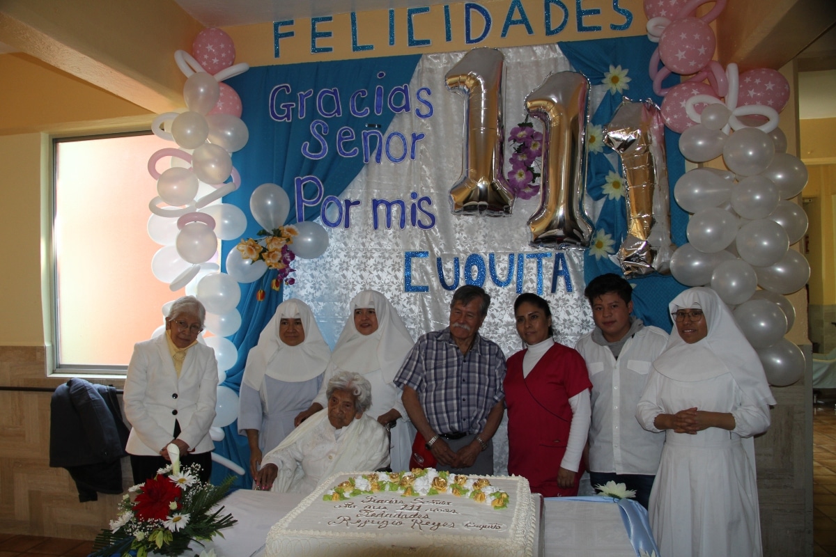 La festejada con algunos de sus cuidadores. Foto: Alejandro García/ Desde la fe.