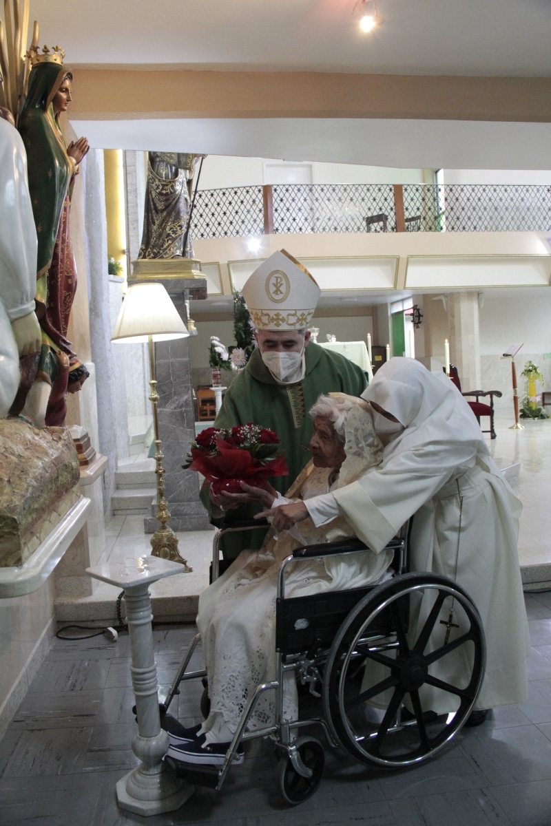 Cuquita, junto con el Obispo Auxiliar ofreció flores de la Virgen de Guadalupe y a San Juan Diego. Foto: Alejandro García/Desde la fe.