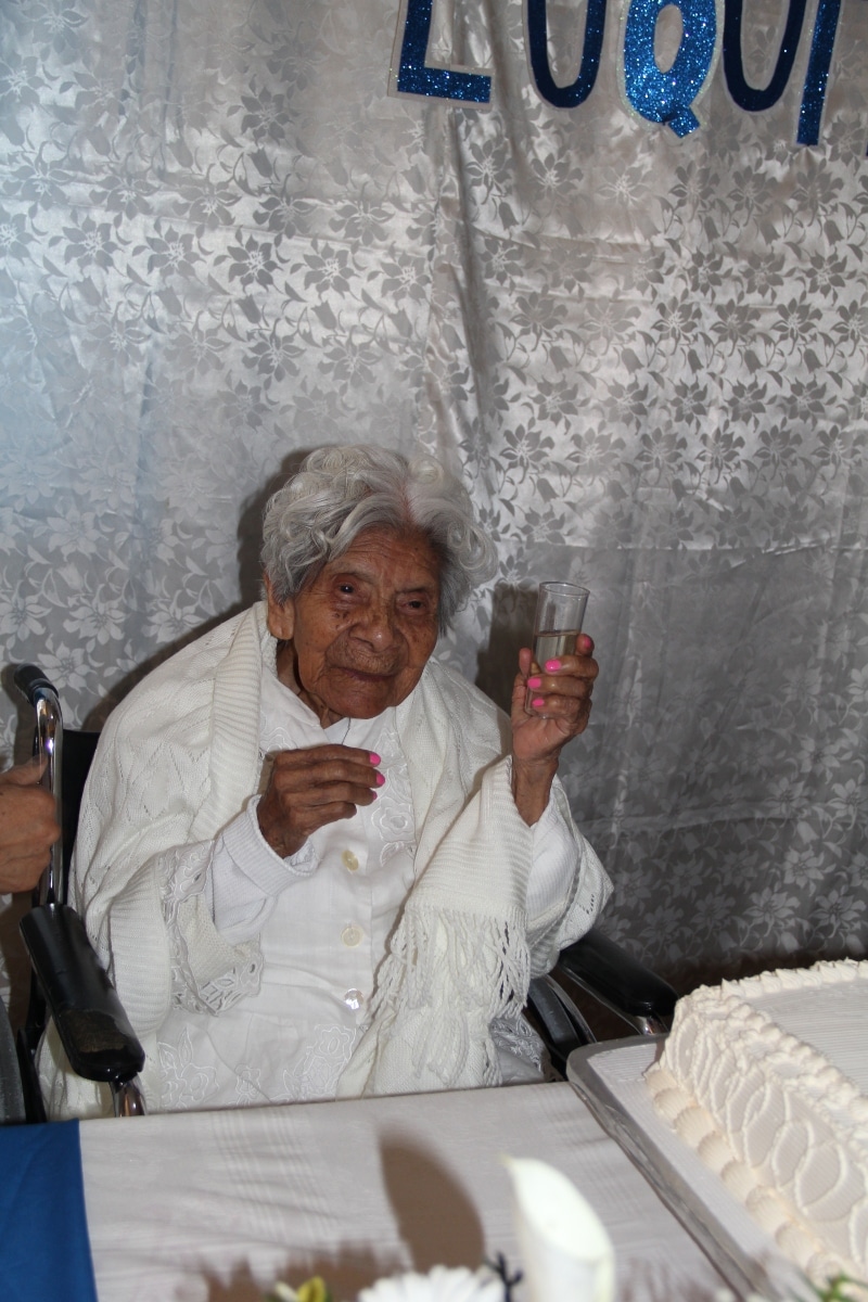 Cuquita celebró sus 111 años con tequila. Foto: Alejandro García/Desde la fe.