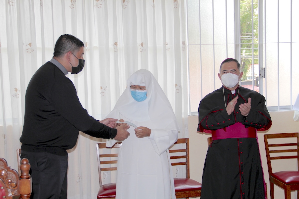 El P. Manuel Dorantes y Mons. Carlos Samaniego entregan un donativo a la Casa Hogar para Ancianos Desamparados "Isabel la Católica". Foto: Alejandro García