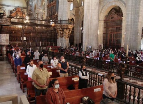 Con aforo limitado y sana distancia, feligreses viven el Jueves Santo en Catedral