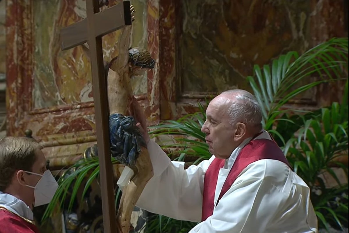 El Papa Francisco en la Adoración de la Cruz.