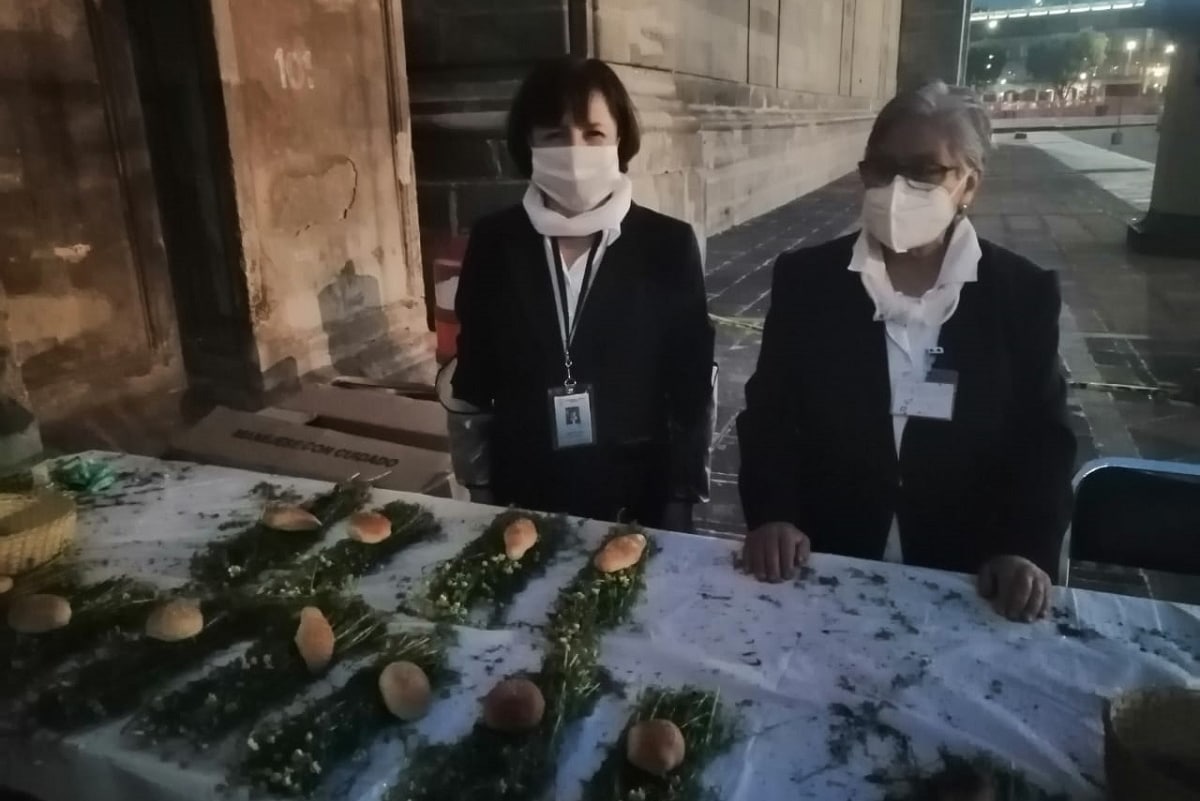 Al término de la Misa en Jueves Santo se entregó una ofrenda de pan bendito y manzanilla.