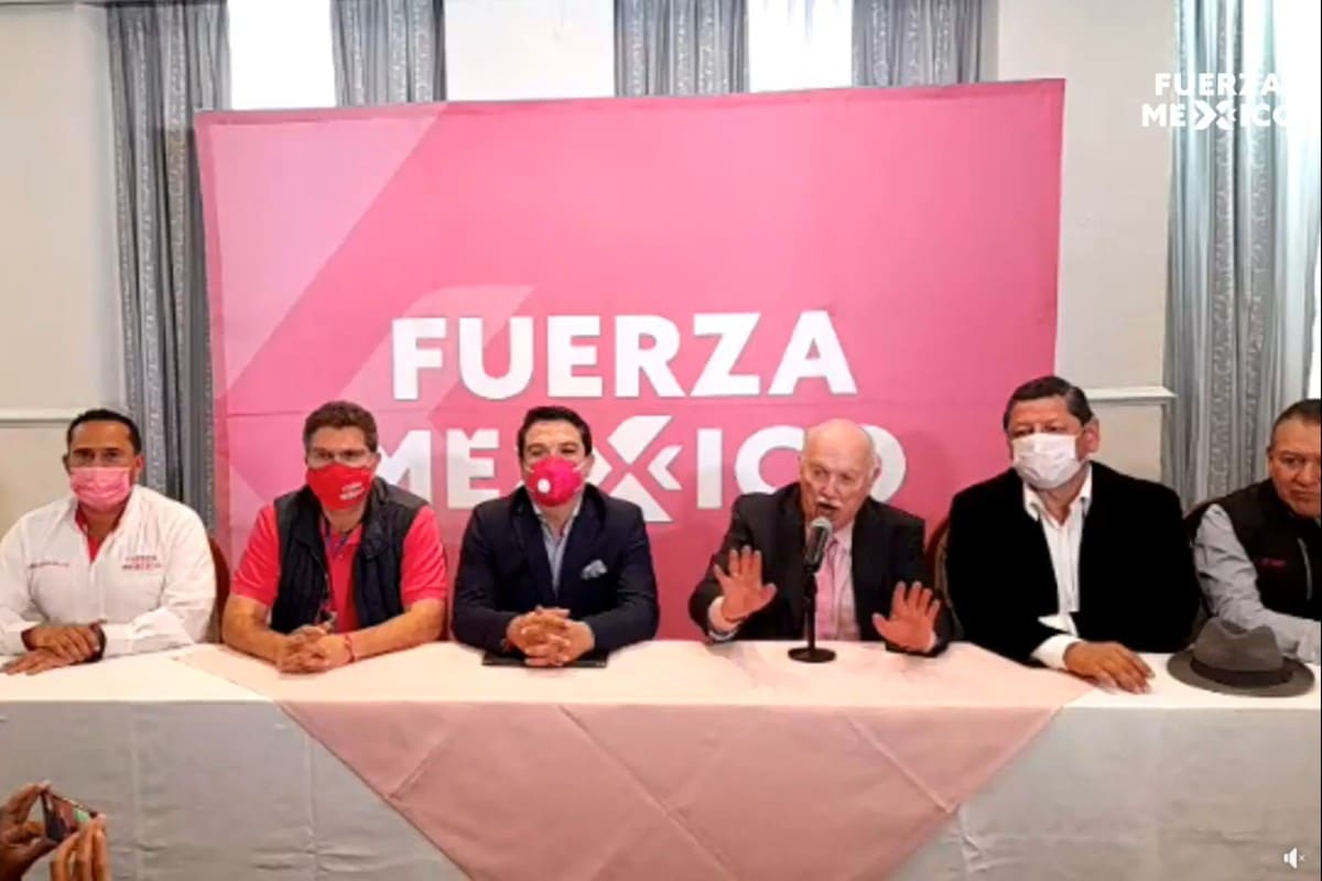 Monseñor Onésimo Cepeda en conferencia de prensa.