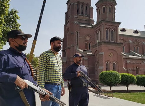 Semana Santa en Pakistán: Los fieles protegen sus templos de atentados