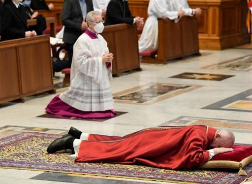 El Papa Francisco presidió la celebración de la Pasión del Señor