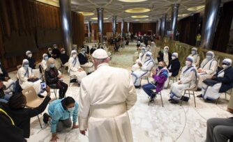 El Papa Francisco visita a los pobres vacunados en el Vaticano