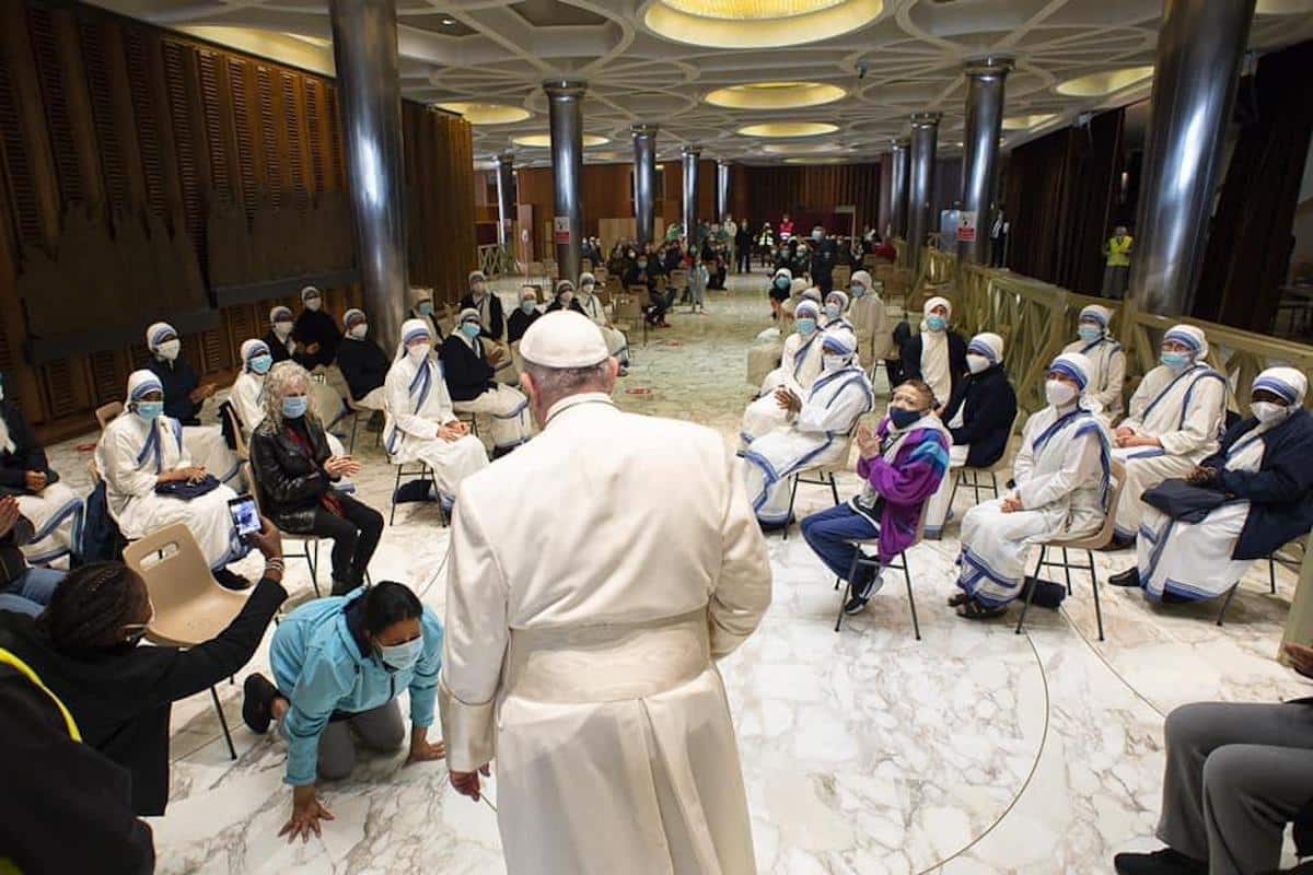 El Papa Francisco visita el centro de vacunación del Vaticano. Foto: Vatican Media.