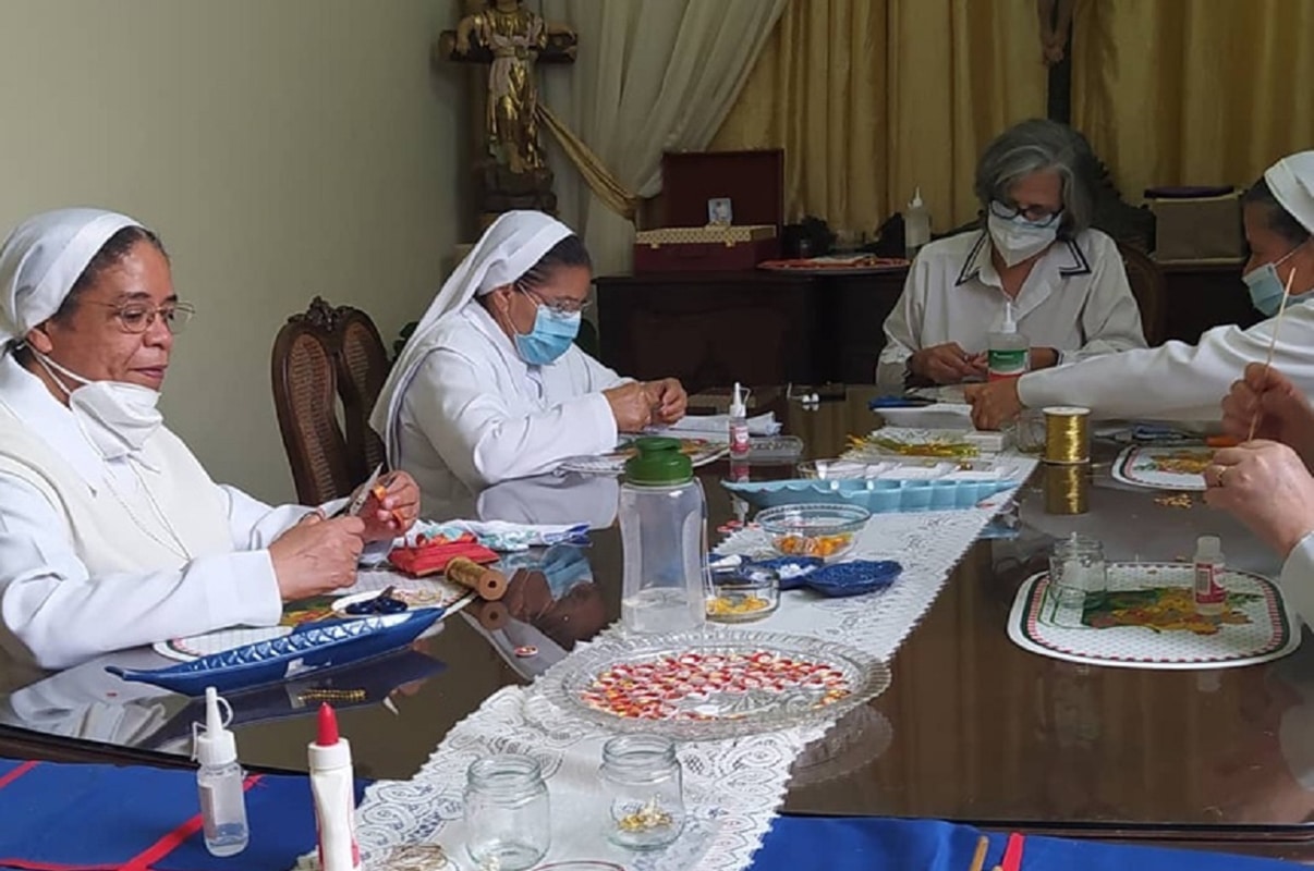 Las hermanas Siervas de Jesús confeccionaron las 160 reliquias. Foto: Últimas Noticias Venezuela.