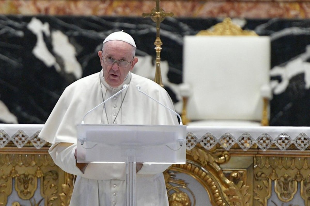 El Papa se recupera con éxito de cirugía; Benedicto XVI reza por él