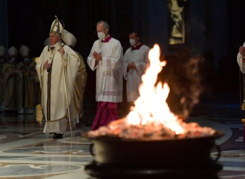 Papa Francisco en la Vigilia Pascual: ¡Jesús no es un recuerdo, está vivo!