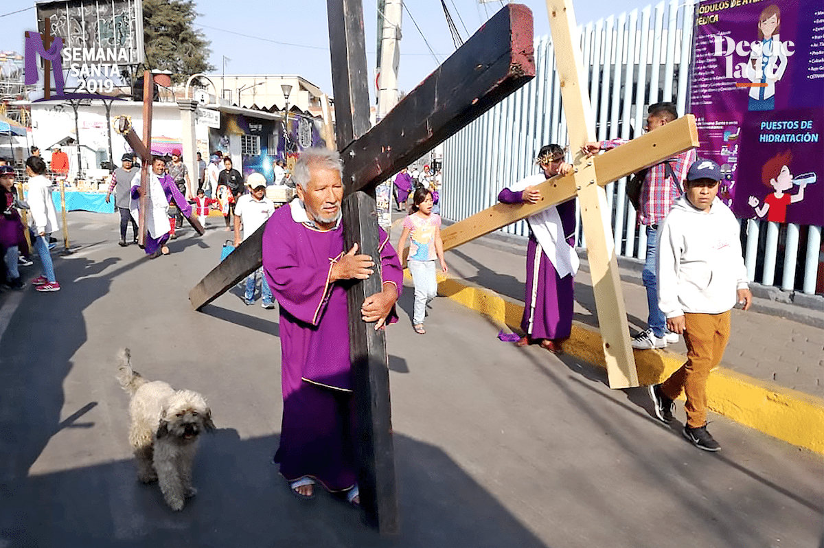 Un nazareno sube el Cerro de la Estrella durante el Viacrucis de Iztapalapa 2019. Foto: Alejandro Feregrino