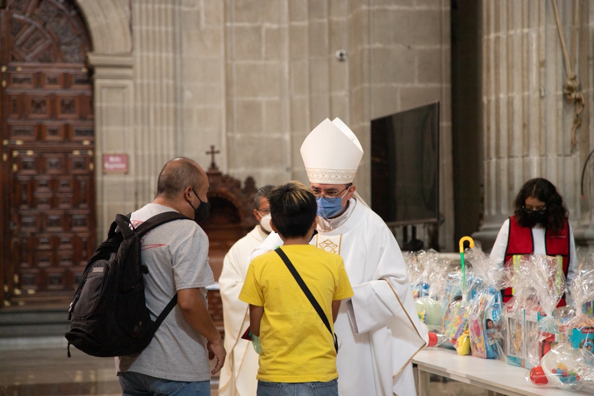 Entrega de juguetes por el Día del Niño en la Catedral de México. Foto: María Langarica.