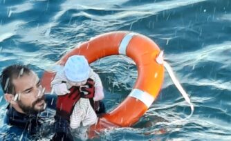 Un bebé rescatado del mar muestra el drama de los migrantes en Europa