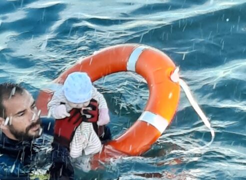 Un bebé rescatado del mar muestra el drama de los migrantes en Europa