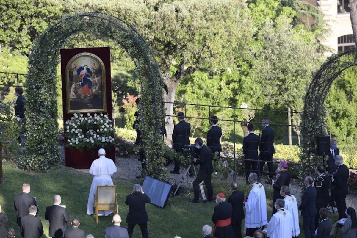 El maratón del rezo del Rosario de mayo 2021 concluyó en los Jardines Vaticanos. Foto: Vatican Media