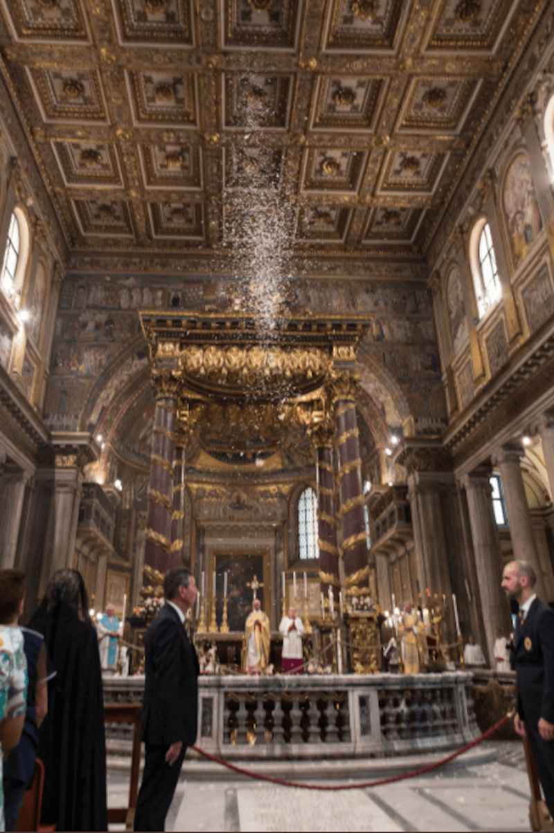 Lluvia de pétalos de flores en la Basílica de Santa María la Mayor. Foto: Daniel Ibáñez