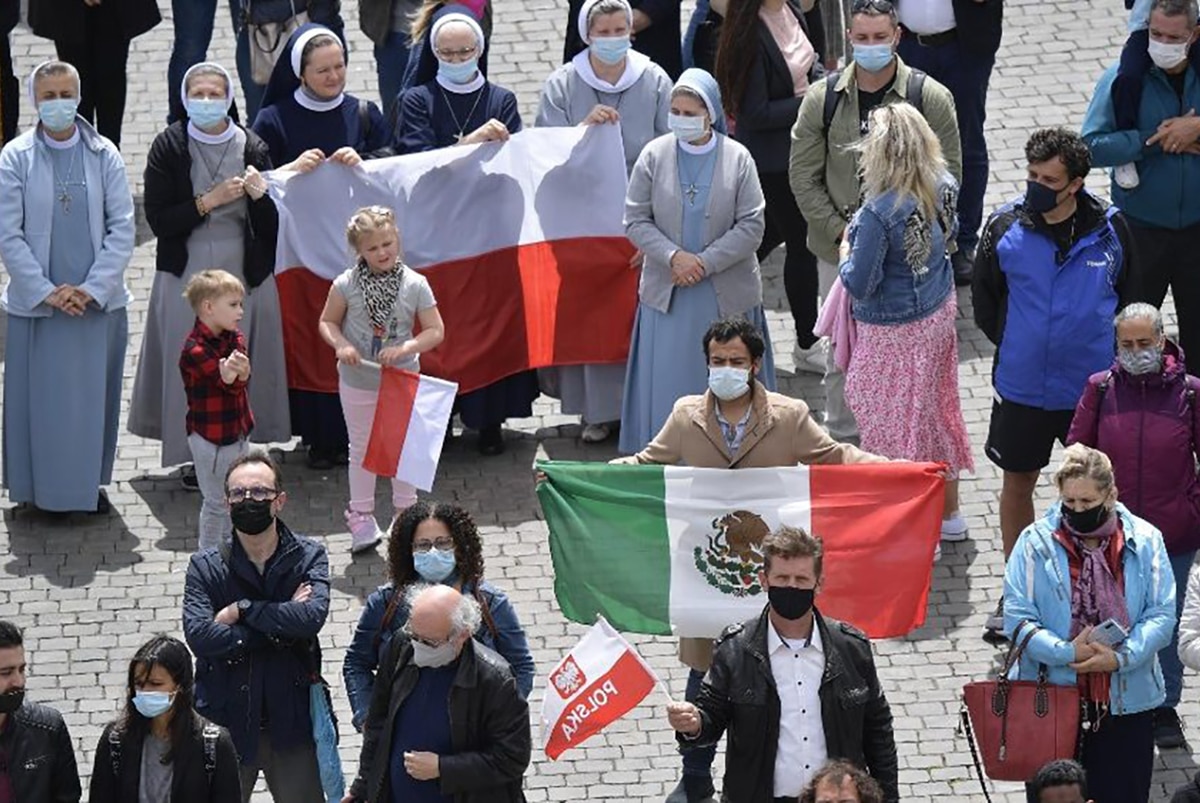 Un fiel mexicano en la plaza de San Pedro para el Regina Coeli del 2 de mayo de 2021. Foto: Vatican News.