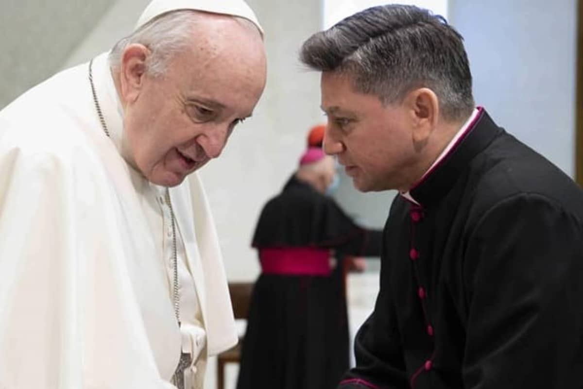 Monseñor Fermín Sosa junto al Papa Francisco.