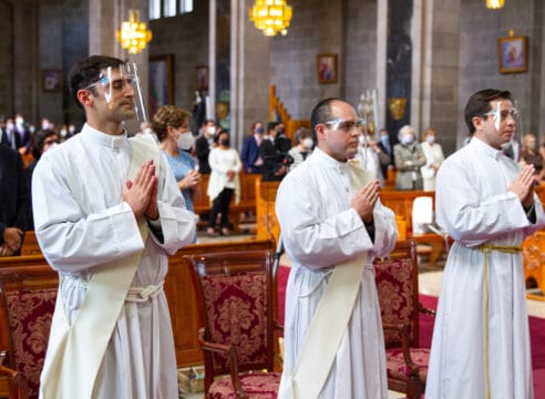 Legionarios de Cristo ordenan 4 sacerdotes de la "Generación Covid"