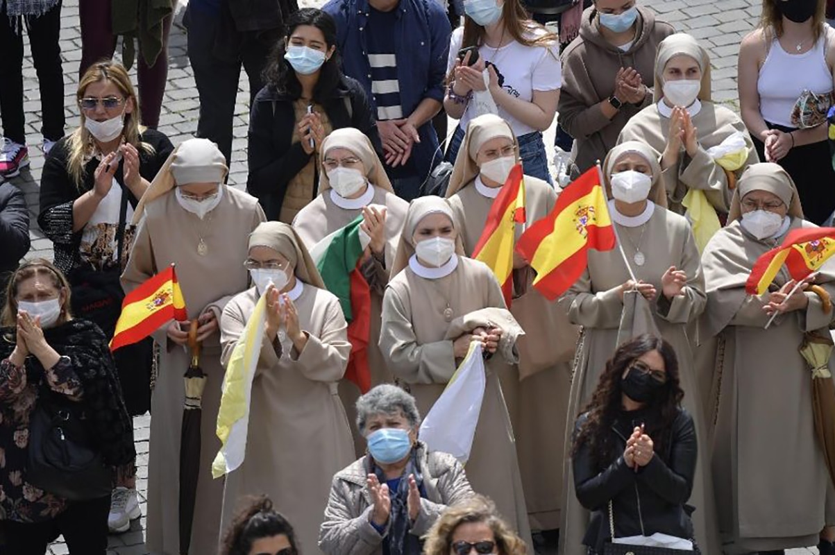 Fieles en la Plaza de San Pedro para el rezo del Regina Coeli del 2 de mayo de 2021. Foto: Vatican News.