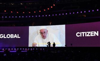 Vacunas para todos pide el Papa Francisco en concierto Vax Live