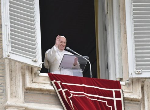 Papa Francisco en el Ángelus: Solos no podemos mantenernos a flote