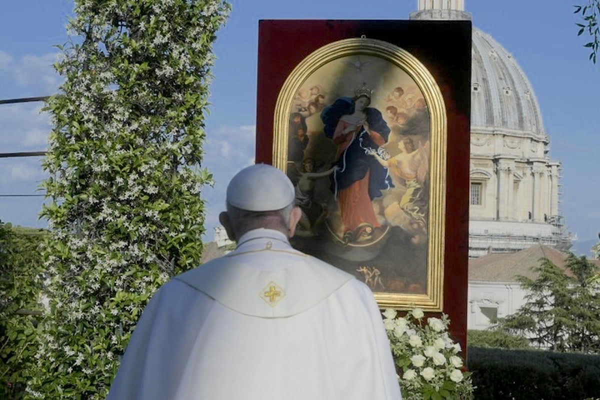 El Papa Francisco rezó el Rosario frente a una imagen de la Virgen Desatanudos. Foto: Vatican Media