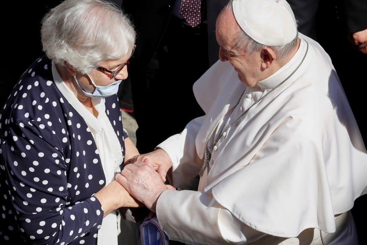 El Papa Francisco dialoga con Lidia Maksymowicz. Foto: Vatican Media.