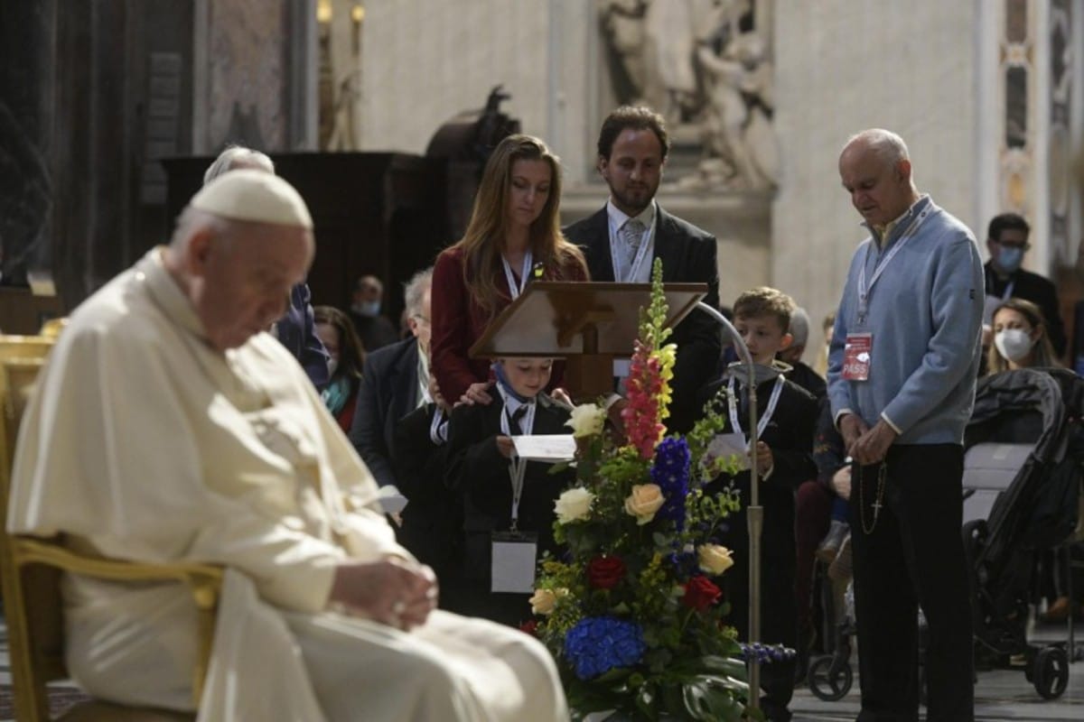 Niños, jóvenes y adultos participaron en el Rosario por el fin de la pandemia. Foto: Vatican Media.