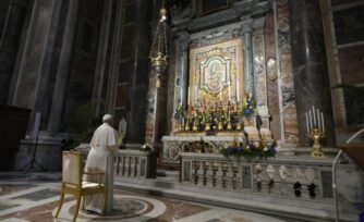 El Papa inicia el Maratón mundial del Rosario por el fin de la pandemia