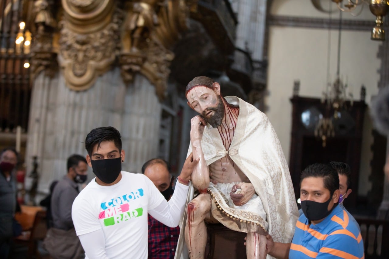 Trabajadores en la Catedral de México trasladaron al Señor del Cacao al Altar de los Reyes. Foto: María Langarica.