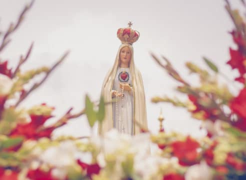 13 de mayo: Se conmemora la primera aparición de la Virgen de Fátima